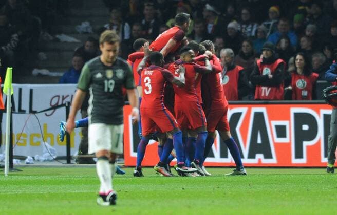 Fußball, Länderspiel, Eric Dier erzielt 2:3 Siegtreffer, Deutschland - England Fussball, Deutschland, Herren, DFB, Länderspiel zur Euro 2016, Olympia-Stadion Berlin: Deutschland - England 2:3; Jubel England nach dem Tor zum 2:3 Endstand durch Eric Dier (ENG), davor Mario Goetze (GER) frustriert. Jubel, Freude, Aktion, Enttäuschung, Frust.
