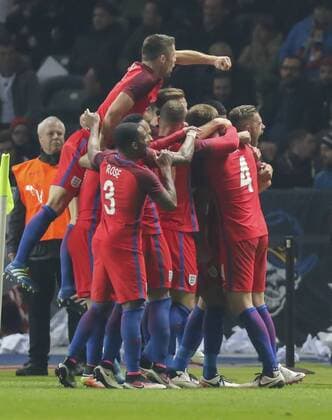 Fußball, Länderspiel, Eric Dier erzielt 2:3 Siegtreffer, Deutschland - England Eric DIER, England 4 Torjubel, Jubel nach dem Tor zum 2-3 Jubel, Freude, Emotionen, Feiern, Lachen, jubelt, freuen, reisst die Arme hoch, ballt die Faust DEUTSCHLAND - ENGLAND ( - ) Freundschaftsspiel, friendly match, Deutsche Fussball Nationalmannschaft, DFB am 26.03.2016 in Berlin.