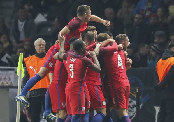 Fußball, Länderspiel, Eric Dier erzielt 2:3 Siegtreffer, Deutschland - England Eric DIER, England 4 Torjubel, Jubel nach dem Tor zum 2-3 Jubel, Freude, Emotionen, Feiern, Lachen, jubelt, freuen, reisst die Arme hoch, ballt die Faust DEUTSCHLAND - ENGLAND ( - ) Freundschaftsspiel, friendly match, Deutsche Fussball Nationalmannschaft, DFB am 26.03.2016 in Berlin.