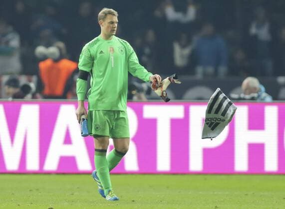 Manuel NEUER, DFB 1 Emotionen, wirftdas Handtuch enttaeuscht, Enttaeuschung, Frust, frustriert, Trauer ,traurig, verzweifelt, Verzweiflung DEUTSCHLAND - ENGLAND ( - ) Freundschaftsspiel, friendly match, Deutsche Fussball Nationalmannschaft, DFB am 26.03.2016 in Berlin.