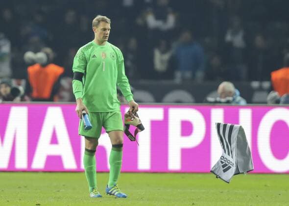 Manuel NEUER, DFB 1 Emotionen, wirftdas Handtuch enttaeuscht, Enttaeuschung, Frust, frustriert, Trauer ,traurig, verzweifelt, Verzweiflung DEUTSCHLAND - ENGLAND ( - ) Freundschaftsspiel, friendly match, Deutsche Fussball Nationalmannschaft, DFB am 26.03.2016 in Berlin.