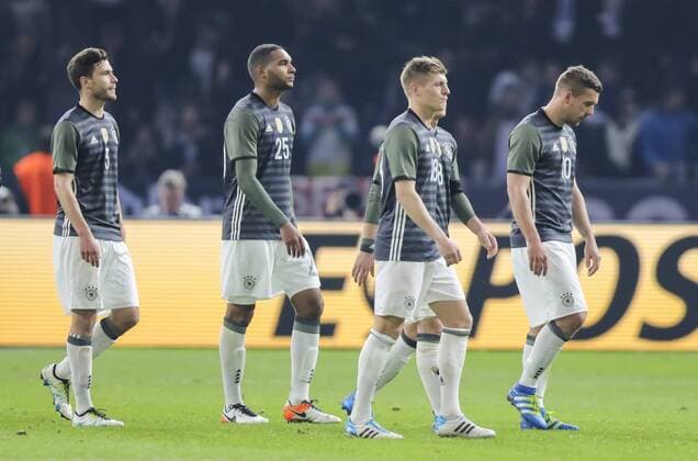 Jonas HECTOR, DFB 3 Jonathan TAH, DFB 25 Toni KROOS, DFB 18 Lukas PODOLSKI, DFB 10 Emotionen, enttaeuscht, Enttaeuschung, Frust, frustriert, Trauer ,traurig, verzweifelt, Verzweiflung DEUTSCHLAND - ENGLAND ( - ) Freundschaftsspiel, friendly match, Deutsche Fussball Nationalmannschaft, DFB am 26.03.2016 in Berlin.