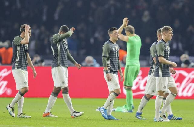 Jonas HECTOR, DFB 3 Jonathan TAH, DFB 25 Toni KROOS, DFB 18 Lukas PODOLSKI, DFB 10 Emotionen, enttaeuscht, Enttaeuschung, Frust, frustriert, Trauer ,traurig, verzweifelt, Verzweiflung DEUTSCHLAND - ENGLAND ( - ) Freundschaftsspiel, friendly match, Deutsche Fussball Nationalmannschaft, DFB am 26.03.2016 in Berlin.