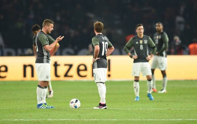 Fussball, Herren, Saison 2015 16, Länderspiel in Berlin, Deutschland - England, v. l. Lukas Podolski (Deutschland), Mario Götze (Deutschland), Mesut Özil (Deutschland), Jonathan Tah (Deutschland) beim Anstoß nach dem Gegentor zum 2:3, 26.03.2016,