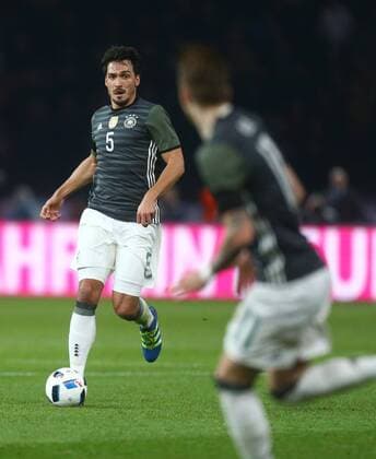 Mats Hummels (Deutschland), am Ball Deutschland - England Freundschaftsspiel ,Fussball, Nationalmannschaft, DFB, 2016, Fußball, Fussball, soccer, Herren, Männer, Maenner, Deutschland, Germany, Ergebnis Berlin, 26.3.2016