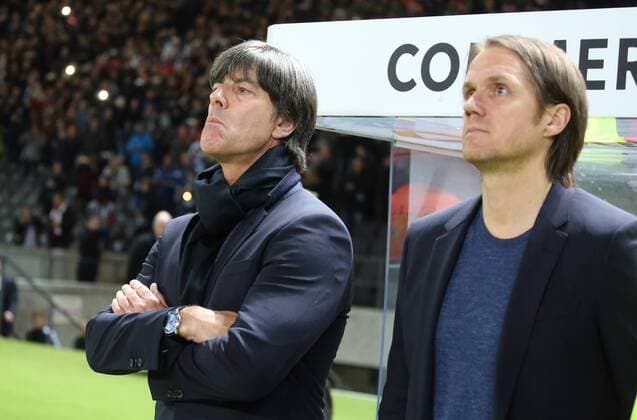 Joachim Löw (Trainer Deutschland), nachdenklich, rechts Co-Trainer Thomas Schneider Deutschland - England Freundschaftsspiel ,Fussball, Nationalmannschaft, DFB, 2016, Fußball, Fussball, soccer, Herren, Männer, Maenner, Deutschland, Germany, Ergebnis Berlin, 26.3.2016