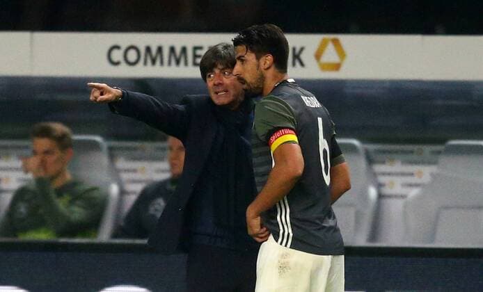 Joachim Löw (Trainer Deutschland), gibt Sami Khedira (Deutschland), Anweisungen Deutschland - England Freundschaftsspiel ,Fussball, Nationalmannschaft, DFB, 2016, Fußball, Fussball, soccer, Herren, Männer, Maenner, Deutschland, Germany, Ergebnis Berlin, 26.3.2016