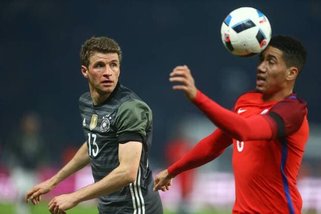 Thomas Müller (Deutschland), links, rechts Chris Smalling (England), Deutschland - England Freundschaftsspiel ,Fussball, Nationalmannschaft, DFB, 2016, Fußball, Fussball, soccer, Herren, Männer, Maenner, Deutschland, Germany, Ergebnis Berlin, 26.3.2016