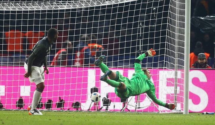 Manuel Neuer (Torwart Deutschland), kassiert hier das 2:2, links Jonathan Tah (Deutschland), Deutschland - England Freundschaftsspiel ,Fussball, Nationalmannschaft, DFB, 2016, Fußball, Fussball, soccer, Herren, Männer, Maenner, Deutschland, Germany, Ergebnis Berlin, 26.3.2016