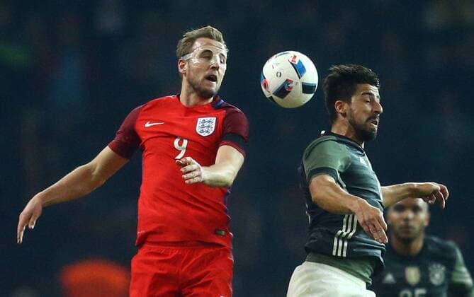 Harry Kane (England), links, rechts Sami Khedira (Deutschland), Deutschland - England Freundschaftsspiel ,Fussball, Nationalmannschaft, DFB, 2016, Fußball, Fussball, soccer, Herren, Männer, Maenner, Deutschland, Germany, Ergebnis Berlin, 26.3.2016