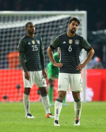 Sami Khedira (Deutschland), vorne, links Jonathan Tah (Deutschland), hinten Manuel Neuer (Torwart Deutschland), enttäuscht nach dem Tor zum 2:3 Deutschland - England Freundschaftsspiel ,Fussball, Nationalmannschaft, DFB, 2016, Fußball, Fussball, soccer, Herren, Männer, Maenner, Deutschland, Germany, Ergebnis Berlin, 26.3.2016