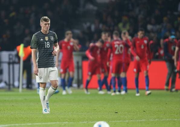 GER, FSP, Deutschland (GER) vs England (GBR) 26.03.2016, OLympiastadion, Berlin, GER, LS, Deutschland vs England, im Bild 2: 3 Englaender Jubel, jubelt, Freude, Glueck, gluecklich, positive Emotionen, Toni Kroos (Deutschland) nphxEngler