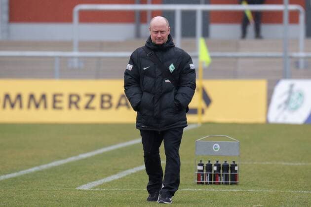 Steffen Rau (Trainer, Bremen), enttäuscht schauend, Enttäuschung, Frustration, disappointed, pessimistisch, Freisteller, Einzelbild, Aktion, Action, Fussball, Allianz Frauen-Bundesliga, 1. FFC Frankfurt - SV Werder Bremen, xozx