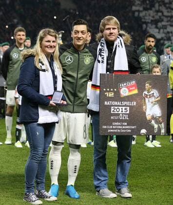 Berlin, Fussball, Soccer, DFB, Länderspiel, Testspiel, Freundschaftsspiel, Deutschland - England, 26.03.2016, Olympiastadion Berlin, Mesut Özil, Deutschland, Ehrung, Fan Club,