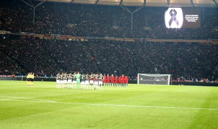 Berlin, Fussball, Soccer, DFB, Länderspiel, Testspiel, Freundschaftsspiel, Deutschland - England, 26.03.2016, Olympiastadion Berlin, Schweigeminute für die Opfer von Brüssel