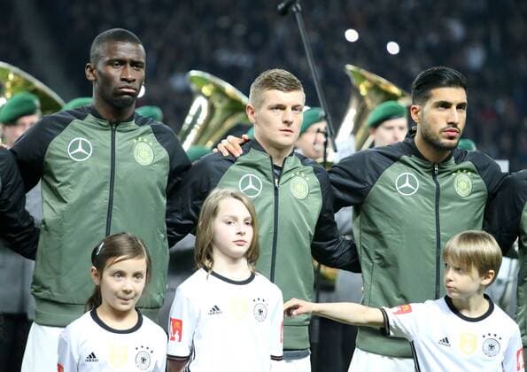 Berlin, Fussball, Soccer, DFB, Länderspiel, Testspiel, Freundschaftsspiel, Deutschland - England, 26.03.2016, Olympiastadion Berlin, Antonio Rüdiger, Toni kroos, Emre Can, alle Deutschland, Nationalhymne