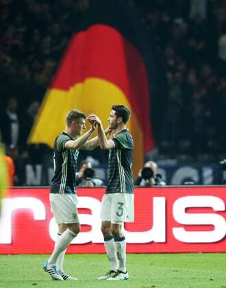 Berlin, Fussball, Soccer, DFB, Länderspiel, Testspiel, Freundschaftsspiel, Deutschland - England, 26.03.2016, Olympiastadion Berlin,Toni Kroos, Jonas Hector beide Deutschland,