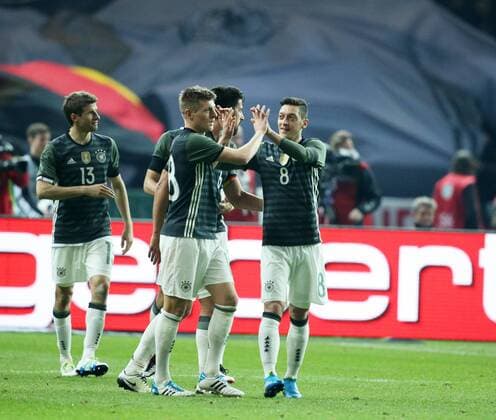 Berlin, Fussball, Soccer, DFB, Länderspiel, Testspiel, Freundschaftsspiel, Deutschland - England, 26.03.2016, Olympiastadion Berlin,Toni Kroos, Mesut Özil beide Deutschland, jubel,