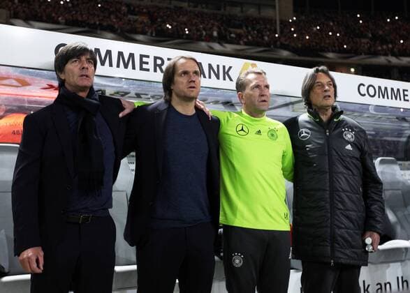 Fussball, Fussball, Testspiel, Freundschaftsspiel, Saison 2015 2015 Herren, Deutschland, 26.03.2016 deutsche Nationalmannschaft, Deutschland - England 2-3, v.l. Trainer Joachim Löw, Deutschland, Co-Trainer Thomas Schneider, Deutschland, Torwarttrainer Andreas Köpke, Deutschland, Mannschaftsarzt, Teamarzt, Dr. Hans-Wilhelm Müller-Wohlfahrt, Deutschland, bei Hymne,