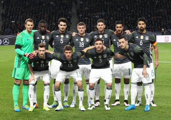 Fussball, Fussball, Testspiel, Freundschaftsspiel, Saison 2015 2015 Herren, Deutschland, 26.03.2016 deutsche Nationalmannschaft, Deutschland - England 2-3, v.l. Teamfoto vor Spiel, obere Reihe v.l. Manuel Neuer, deutsche Nationalmannschaft, Deutschland, Antonio Rüdiger, Deutschland, deutsche Nationalmannschaft, Mats Hummels, Deutschland, Toni Kroos, Deutschland, Mario Gomez, Deutschland, Emre Can, Deutschland, Sami Khedira, Deutschland, untere Reihe v.l. Marco Reus, Deutschland, Thomas Müller, Deutschland, Jonas Hector, Deutschland, Mesut Özil, Deutschland,