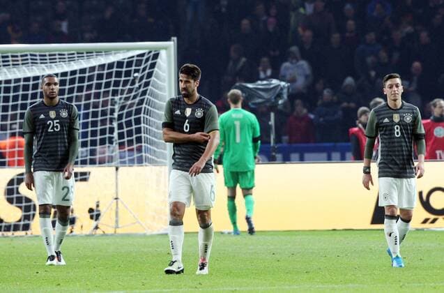 Fussball, Fussball, Testspiel, Freundschaftsspiel, Saison 2015 2015 Herren, Deutschland, 26.03.2016 deutsche Nationalmannschaft, Deutschland - England 2-3, v.l. Frust, Enttäuschung, enttäuscht, Trauer, Verzweiflung, Aktion , nach 2-2, Jonathan Tah, Mesut Özil, Deutschland, Sami Khedira, Deutschland, deutsche Nationalmannschaft,