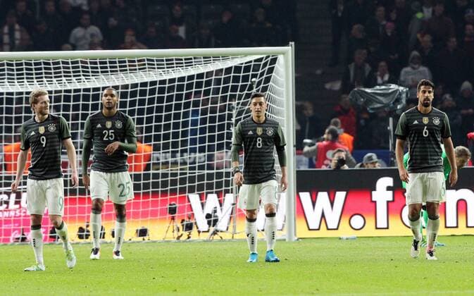 Fussball, Fussball, Testspiel, Freundschaftsspiel, Saison 2015 2015 Herren, Deutschland, 26.03.2016 deutsche Nationalmannschaft, Deutschland - England 2-3, v.l. Frust, Enttäuschung, enttäuscht, Trauer, Verzweiflung, Aktion , nach 2-2, Andre Schürrle, Deutschland, Jonathan Tah, Mesut Özil, Deutschland, Sami Khedira, Deutschland, deutsche Nationalmannschaft,