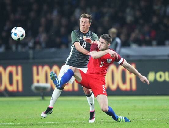 Fussball, Fussball, Testspiel, Freundschaftsspiel, Saison 2015 2015 Herren, Deutschland, 26.03.2016 deutsche Nationalmannschaft, Deutschland - England 2-3, v.l. Mario Götze, Deutschland, Gary Cahill, England, Aktion, Zweikampf, Spielszene, action,