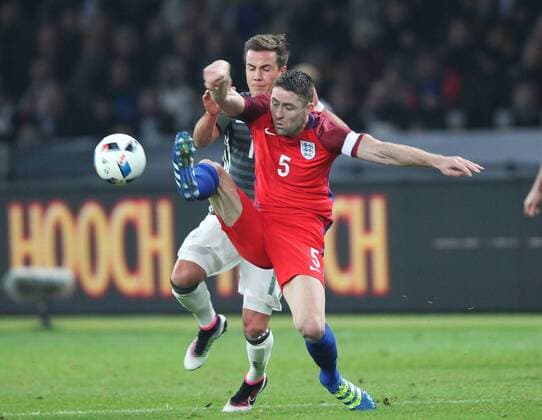 Fussball, Fussball, Testspiel, Freundschaftsspiel, Saison 2015 2015 Herren, Deutschland, 26.03.2016 deutsche Nationalmannschaft, Deutschland - England 2-3, v.l. Mario Götze, Deutschland, Gary Cahill, England, Aktion, Zweikampf, Spielszene, action,