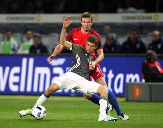 Fussball, Fussball, Testspiel, Freundschaftsspiel, Saison 2015 2015 Herren, Deutschland, 26.03.2016 deutsche Nationalmannschaft, Deutschland - England 2-3, v.l. Thomas Müller, Deutschland, Eric Dier, England, Aktion, Zweikampf, Spielszene, action,