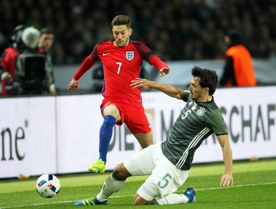 Fussball, Fussball, Testspiel, Freundschaftsspiel, Saison 2015 2015 Herren, Deutschland, 26.03.2016 deutsche Nationalmannschaft, Deutschland - England 2-3, v.l. Adam Lallana, England, Mats Hummels, Deutschland, Aktion, Zweikampf, Spielszene, action,