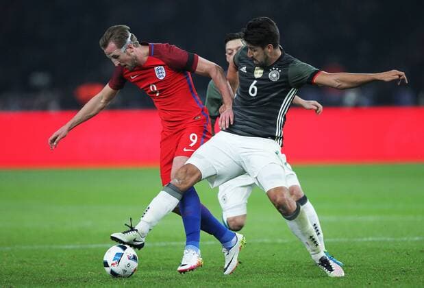 Fussball, Fussball, Testspiel, Freundschaftsspiel, Saison 2015 2015 Herren, Deutschland, 26.03.2016 deutsche Nationalmannschaft, Deutschland - England 2-3, v.l. Harry Kane, England, Sami Khedira, Deutschland, deutsche Nationalmannschaft, Aktion, Zweikampf, Spielszene, action,