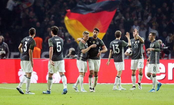 Deutschland - England Deutschland, Berlin, 26.03.2016, Fussball, FIFA, Länderspiel, Deutschland DFB - England (2:3): v.l. Jonas Hector, Mats Hummels, Toni Kroos, Sami Khedira, Thomas Müller, Mario Gomez, Mesut Özil (alle Deutschland); Jubel Tor 1:0 Kroos.