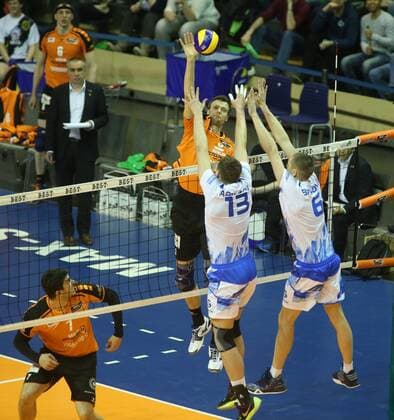 Volleyball, CEV Cup, Finale, Hinspiel ZSK Gazprom-Ugra Surgut GER, CEV CUP, BR VOLLEYS VS. UGRA SURGUT 29.03.2016, Max Schmeling Halle, Berlin, GER, CEV CUP, BR VOLLEYS VS. UGRA SURGUT, im Bild Robert Kromm (BR Volleys), Nikolay Apalikov (Ugra Surgut), Aleska Brdijovic (Ugra Surgut) nphxEngler