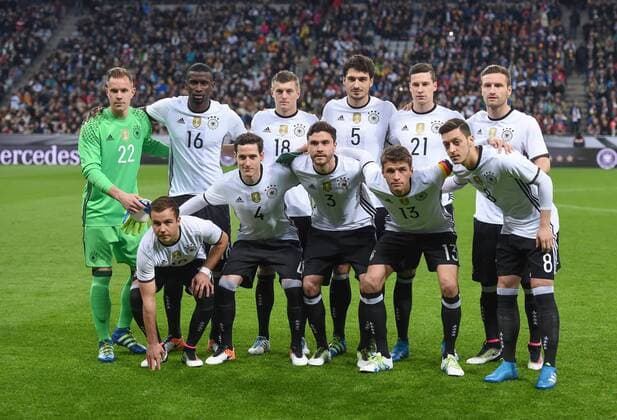 Fußball, Länderspiel, Deutschland - Italien FUSSBALL INTERNATIONAL TESTSPIEL IN DER ALLIANZ ARENA MUENCHEN Deutschland - Italien 29.03.2016 Teamfoto Deutschland, hintere Reihe von links: Torwart Marc Andre ter Stegen, Antonio Ruediger, Toni Kroos, Mats Hummels, Julian Draxler, Shkodran Mustafi. Vordere Reihe von links: Mario Goetze, Sebastian Rudy , Jonas Hector , Thomas Mueller und Mesut Oezil.