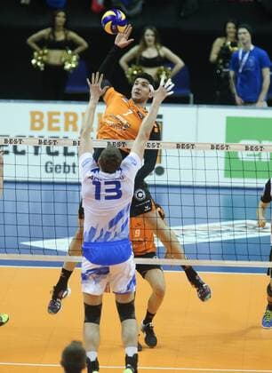 Volleyball, CEV Cup, Finale, Hinspiel ZSK Gazprom-Ugra Surgut GER, CEV CUP, BR VOLLEYS VS. UGRA SURGUT 29.03.2016, Max Schmeling Halle, Berlin, GER, CEV CUP, BR VOLLEYS VS. UGRA SURGUT, im Bild Nicolas Le Goff (BR Volleys), Nikolay Apalikov (Ugra Surgut) nphxEngler