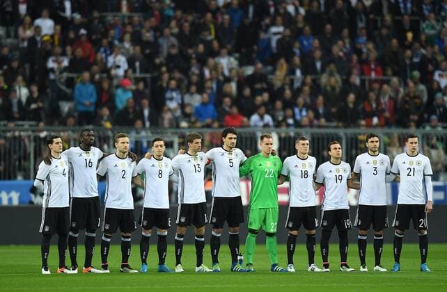 FUSSBALL INTERNATIONAL TESTSPIEL IN DER ALLIANZ ARENA MUENCHEN Deutschland - Italien 29.03.2016 Das Tea der Deutschen Mannschaft anlaesslich der Gedenkminute, von links: Sebastian Rudy , Antonio Ruediger, Shkodran Mustafi, Mesut Oezil, Thomas Mueller, Mats Hummels, Torwart Marc Andre ter Stegen, Toni Kroos, Mario Goetze, Jonas Hector und Julian Draxler Vordere Reihe von links: Mario Goetze, Sebastian Rudy , Jonas Hector , Thomas Mueller und Mesut Oezil.