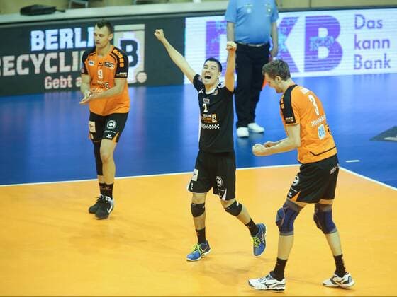 Bilder des Tages - SPORT Volleyball, CEV Cup, Finale, Hinspiel ZSK Gazprom-Ugra Surgut GER, CEV CUP, BR VOLLEYS VS. UGRA SURGUT 29.03.2016, Max Schmeling Halle, Berlin, GER, CEV CUP, BR VOLLEYS VS. UGRA SURGUT, im Bild Paul Lotman (BR Volleys), Erik Shoji (BR Volleys), Robert Kromm (BR Volleys) nphxEngler