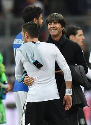 Fußball, Länderspiel, Deutschland - Italien Fussball, Herren, Saison 2015 16, Länderspiel in München, Deutschland - Italien, v. l. Mesut Özil (Deutschland), Trainer Joachim Löw (Deutschland), Jubel nach dem Abpfiff, 29.03.2016,