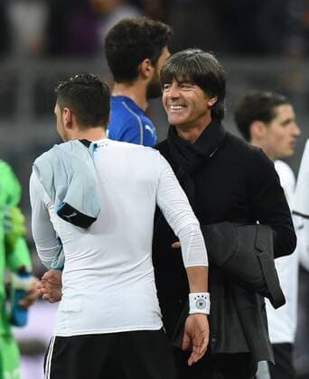 Fußball, Länderspiel, Deutschland - Italien Fussball, Herren, Saison 2015 16, Länderspiel in München, Deutschland - Italien, v. l. Mesut Özil (Deutschland), Trainer Joachim Löw (Deutschland), Jubel nach dem Abpfiff, 29.03.2016,