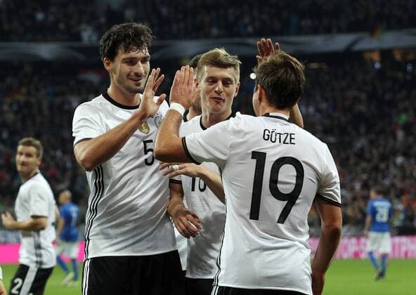 Fussball, Fussball, Testspiel, Freundschaftsspiel, Saison 2015 2016 Herren, Deutschland, 29.03.2016 deutsche Nationalmannschaft, Deutschland - Italien 4-1, v.l. Aktion, Freude, jubeln, Jubel nach Tor zum 2-0, Mats Hummels, Deutschland, Toni Kroos, Deutschland, Torschuetze Mario Götze, Deutschland,