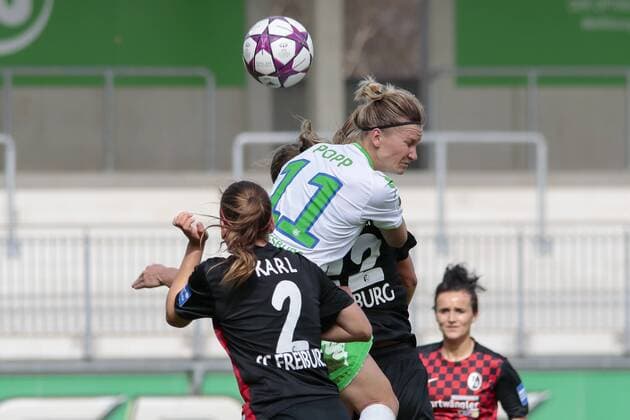 Fußball, DFB-Pokal Frauen, VfL Wolfsburg - SC Freiburg; Alexandra Popp (Alex Popp, Wolfsburg, 11) gegen Lena Petermann (Freiburg, 22) Zweikampf, Duell, duell, tackle, Tackling, Aktion, action. xtgx
