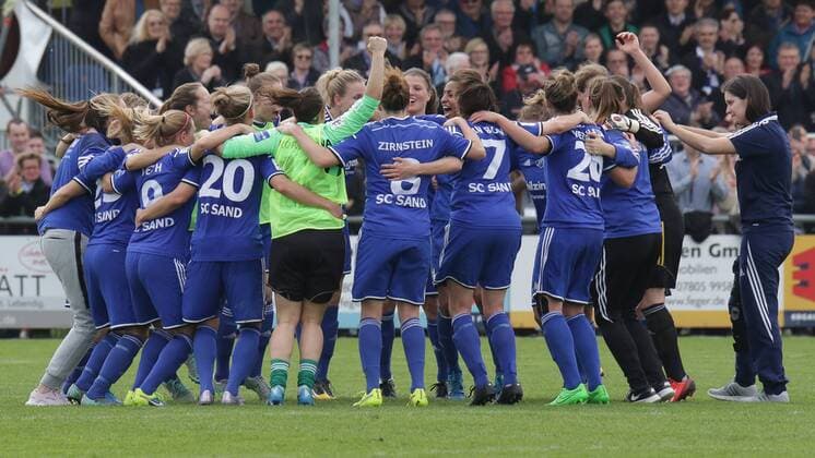 Spielerinnen des SC Sand jubeln über den EInzug ins Finale, Endspiel, Jubel, Sieger, Gewinner, Freude, Tanzen, Kreis, Fussball, DFB-Pokal der Frauen, SC Sand - FC Bayern München, xozx