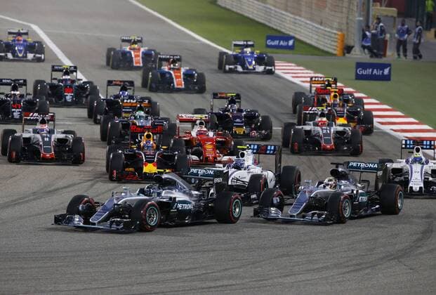 Motorsports: FIA Formula One World Championship WM Weltmeisterschaft 2016, Grand Prix of Bahrain, 6 Nico Rosberg (GER, Mercedes AMG Petronas Formula One Team), 44 Lewis Hamilton (GBR, Mercedes AMG Petronas Formula One Team), 77 Valtteri Bottas (FIN, Williams Martini Racing), start, mass, Masse, Menge, viele, many xHOCHxZWEIx