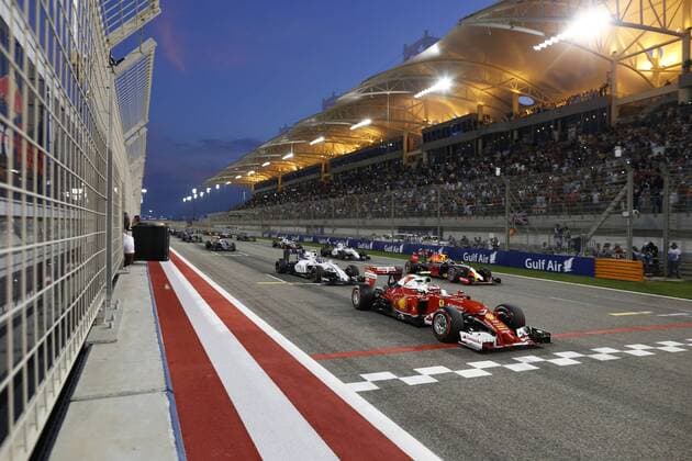 Motorsports: FIA Formula One World Championship WM Weltmeisterschaft 2016, Grand Prix of Bahrain, 7 Kimi Raikkonen (FIN, Scuderia Ferrari), 77 Valtteri Bottas (FIN, Williams Martini Racing), 3 Daniel Ricciardo (AUS, Red Bull Racing), start, mass, Masse, Menge, viele, many xHOCHxZWEIx