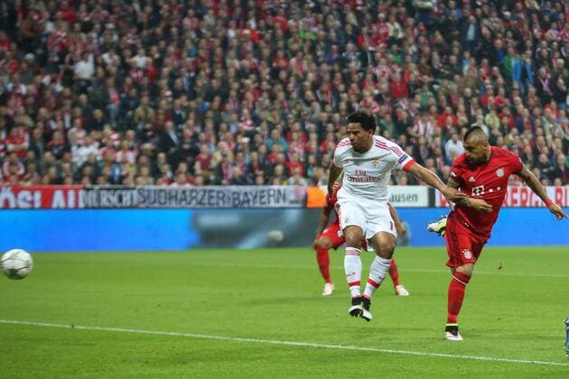 Fußball, Champions League, Viertelfinale, FC Bayern München - Benfica Lissabon 05.04.2016, xjfx, Fussball Champions League, FC Bayern Muenchen - Benfica Lissabon, emspor, v.l.Eliseu (Benfica Lissabon),Arturo Vidal (FC Bayern Muenchen),Goal scored, Tor zum 1:0