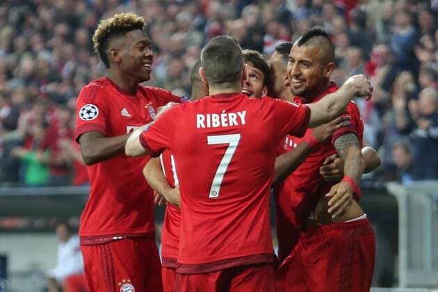 05.04.2016, xjfx, Fussball Champions League, FC Bayern Muenchen - Benfica Lissabon, emspor, v.l. David Alaba (FC Bayern Muenchen), Arturo Vidal (FC Bayern Muenchen),Franck Ribery (FC Bayern Muenchen),Torjubel, Goal celebration, celebrate the goal zum 1:0