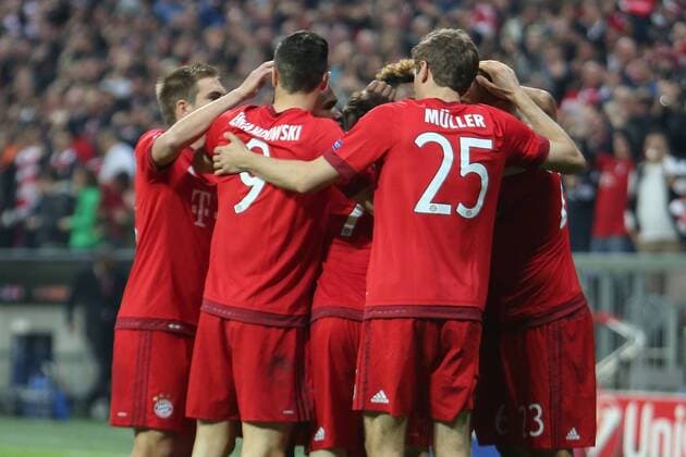 Fußball, Champions League, Viertelfinale, FC Bayern München - Benfica Lissabon 05.04.2016, xjfx, Fussball Champions League, FC Bayern Muenchen - Benfica Lissabon, emspor, v.l. Philipp Lahm (FC Bayern Muenchen),,Robert Lewandowski (FC Bayern Muenchen),Thomas Mueller (FC Bayern Muenchen)David Alaba (FC Bayern Muenchen), Arturo Vidal (FC Bayern Muenchen),Franck Ribery (FC Bayern Muenchen),Torjubel, Goal celebration, celebrate the goal zum 1:0