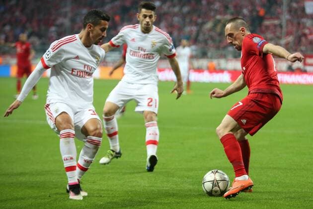 05.04.2016, xjfx, Fussball Champions League, FC Bayern Muenchen - Benfica Lissabon, emspor, v.l. Alejandro Grimaldo (Benfica Lissabon),Franck Ribery (FC Bayern Muenchen),Zweikampf, Action, Aktion, Battles for the Ball