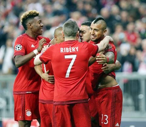 Themen der Woche - SPORT Bilder des Tages - SPORT FC Bayern München - Benfica Lissabon Deutschland, München, 05.04.2016, Fussball, UEFA Champions League, Saison 2015 2016, Viertelfinale, Hinspiel, FC Bayern München - Benfica Lissabon: v.l. David Alaba, Franck Ribery, Thiago, Arturo Vidal (alle FC Bayern München); Jubel Tor 0:1 Vidal.