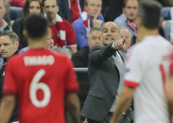 Trainer Cheftrainer Pep GUARDIOLA (FCB) gestikuliert und gibt Anweisungen, Aktion, Einzelbild, Gestik, Geste, Handbewegung, zeigen, deuten Halbfigur, Freisteller , Aktion, Einzelbild, Portrait, Porträt, FC BAYERN MUENCHEN - BENFICA LISSABON Quarterfinal, Football UEFA Champions League, Munich, 05.04.2016 CL Saison 2015 2016